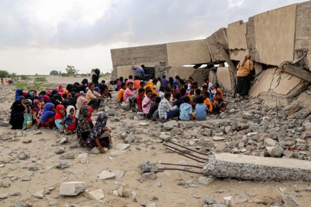 Niños en medio de los escombros de una escuela en Yemen