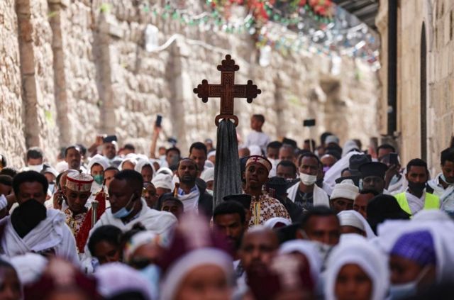 زياح درب الصليب يوم الجمعة العظيمة في القدس لأتباع كنيسة التوحيد الأرثوذكسية الإثيوبية