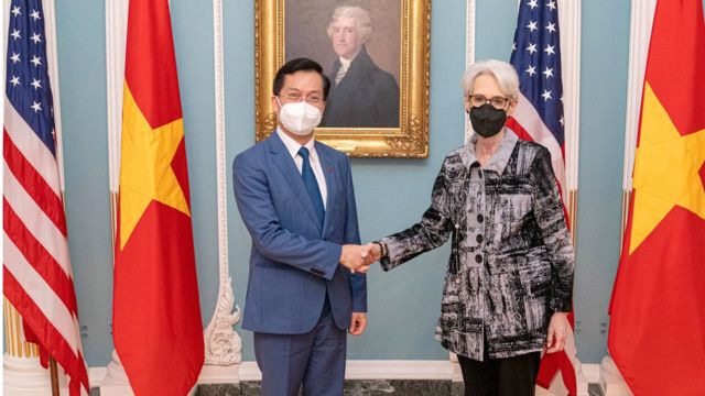 Trợ lý Ngoại Trưởng Wendy Sherman gặp gỡ Thứ Trưởng Ngoại Giao Việt Nam Hà Kim Ngọc tại Washington DC ngày 13/05