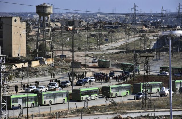 Los primeros convoyes abandonaron la ciudad el jueves, cruzando zonas bajo el control del gobierno.