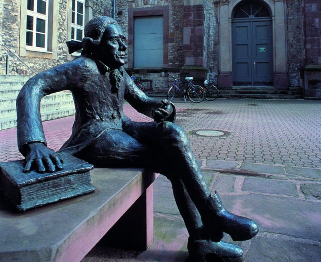 Estatua de Lichtenberg en la Universidad de Gotinga.