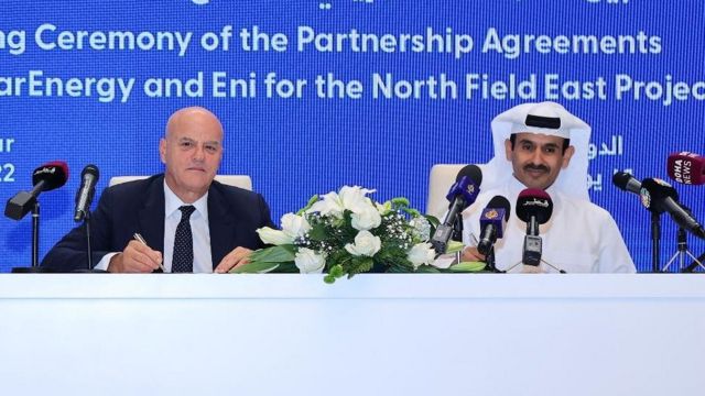 El ministro de energía qatarí y el CEO de la empresa italiana Eni firman acuerdo para expandir la producción de gas en Qatar.