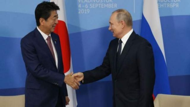 プーチン（右）は3年前にロシアのウラジオストクで安倍首相をもてなした