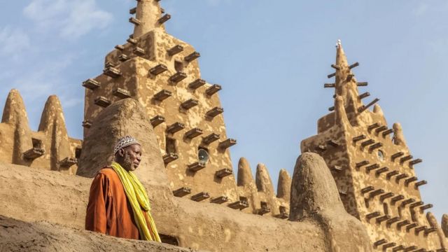 Masjidkan waxaa uu leeyahay afar minaradood