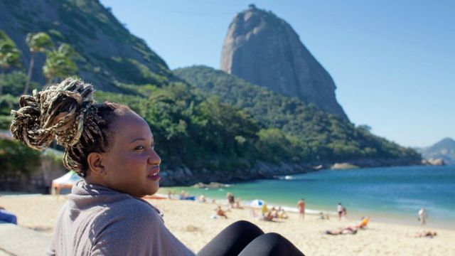 Sabrina Fidalgo em praia do Rio de Janeiro