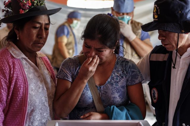 Familiares de víctimas en Uchu presencian la entrega de restos. (Foto: Ángela Ponce).