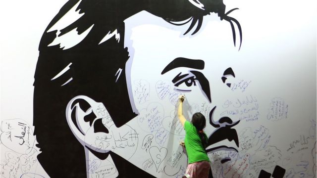 Menina escreve sobre imagem do sheik Hamad para manifestar apoio ao país em meio à crise