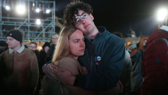 Seçim sonuçlarını takip eden Macar gençler