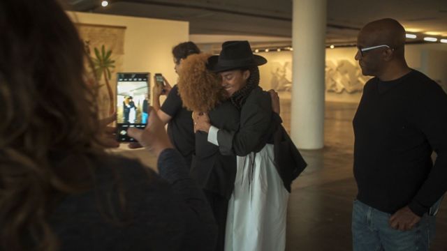 Grada Kilomba abraça mulher que a abordou na abertura da Bienal de São Paulo 