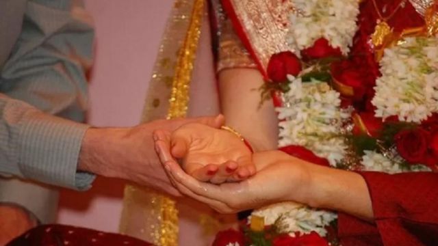 شرعی شادی‘ کم عمری کی شادی میں قانون سے بچنے کا نیا طریقہ؟ Bbc News اردو 