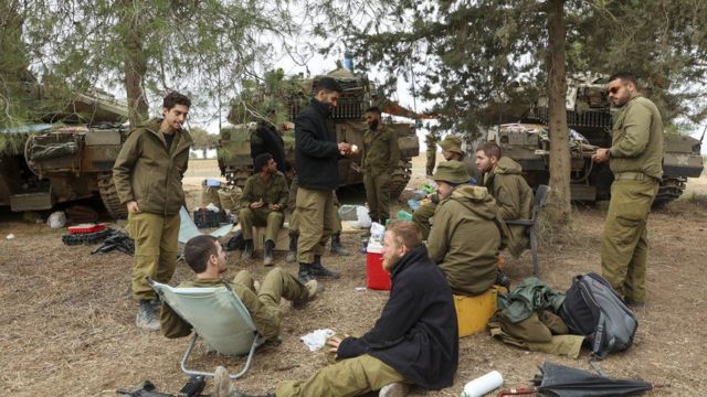 Tropas israelenses descansam durante trégua em Gaza