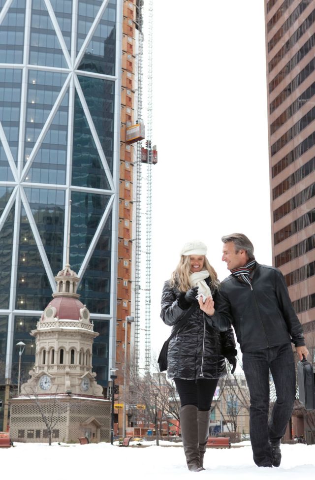 Una pareja camina sobre la nieve en Calgary.