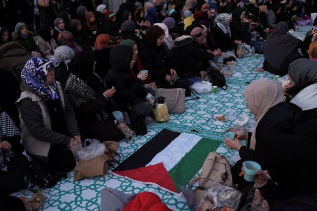 Pessoas durante funeral em Gaza