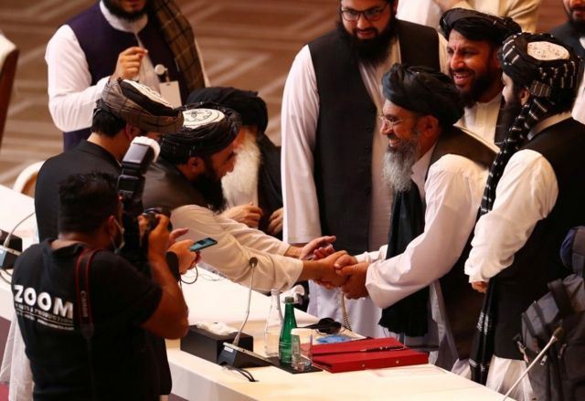 Talibanes en las negociaciones en Qatar en 2020