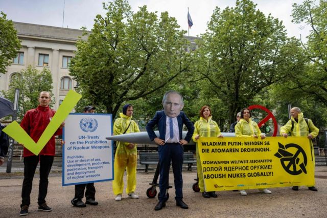 من تظاهرة ضد السلاح النووي أمام السفارة الروسية في برلين في 23 يونيو/ حزيران 2023.