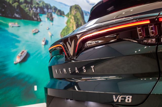Xe điện VF-8 của VinFast, nhà sản xuất ô tô điện và SUV của Việt Nam, được trưng bày tại phòng trưng bày của họ ở Santa Monica, California, vào ngày 13 tháng 9 năm 2022