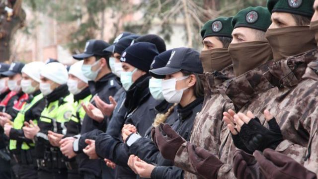 Diyarbakır'da geçen yıl Gaffar Okkan için düzenlenen anma törenine katılan polisler