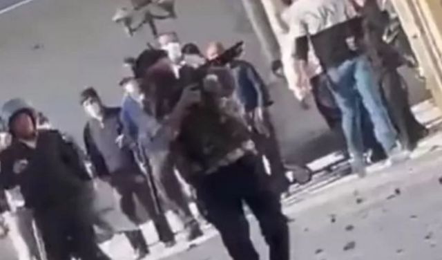 یک مامور مسلح جمهوری اسلامی ایران با اسلحه و به طور مستقیم به سوی معترضان به شلیک می‌کند 