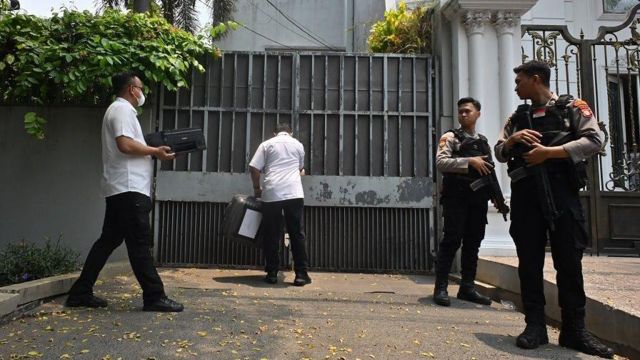 Kepolisian menggeledah rumah yang disewa Firli di Jakarta.