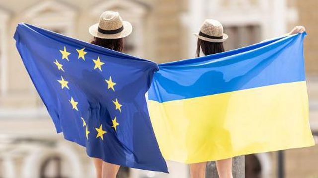 дівчини з прапорами