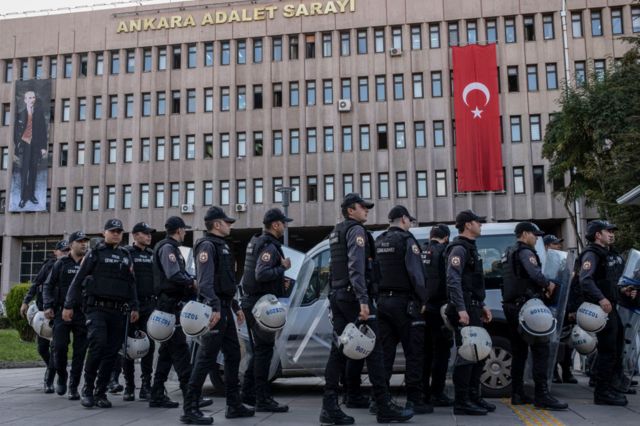 Fincancı, İstanbul'da gözaltına alındıktan sonra getirildiği Ankara'da tutuklanarak Sincan Kapalı Kadın Cezaevi'ne gönderildi. 