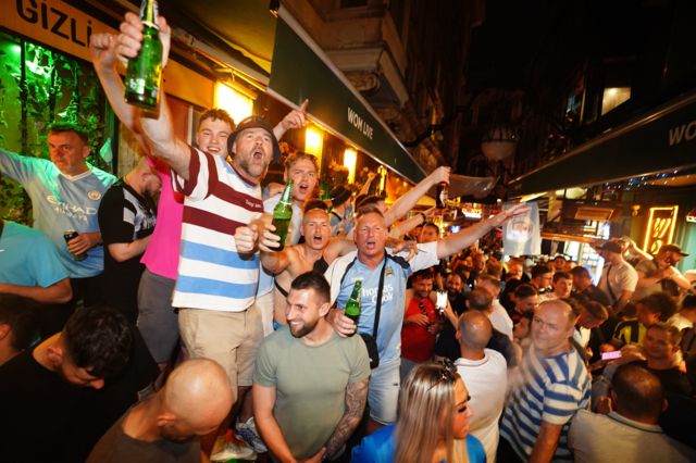 Taksim'de eğlenen Manchester City taraftarları