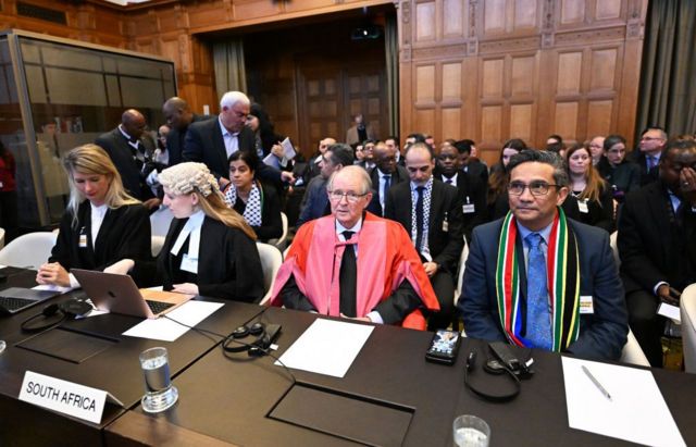 Miembros de la delegación sudafricana en la sesión de la Corte Internacional de Justicia. 