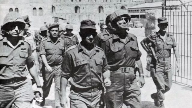 Các chỉ huy quân đội Israel đến Đông Jerusalem trong thời kỳ xảy ra Chiến tranh Sáu ngày vào năm 1967 