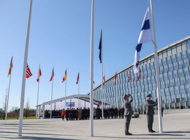 підняття фінського прапору у штаб-квартирі НАТО