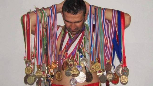 فرشاد درکه ۱۱ مدال قهرمانی استانی، ۱۰ مدال قهرمانی کشوری و قهرمانی کاپ آسیا ۲۰۱۰ را در کارنامه دارد