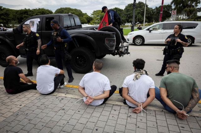 Manifestantes pro palestinos arrestados por la policía durante una protesta en Miami
