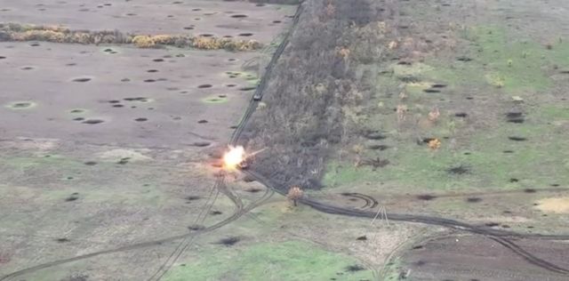 Hình ảnh từ một chiếc drone do thám của Ukraine cho thấy một trong những chiếc xe bọc thép của phía Nga bị nổ tung trên đường gần khu vực Pavlivka