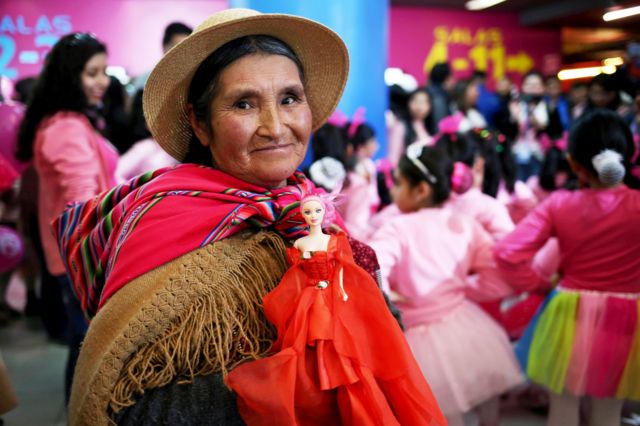 Una mujer aimara en la premier de Barbie, en La Paz.