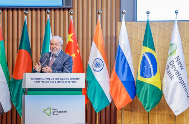 Lula discursando na na sede do Novo Banco de Desenvolvimento (NDB)