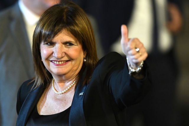 Patricia Bullrich fazendo sinal de positivo