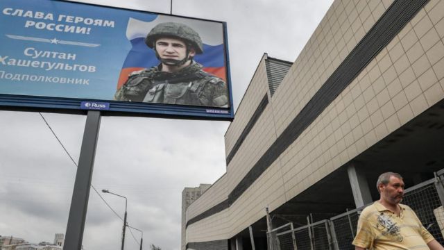 Một tấm bảng với khẩu hiệu 'Vinh quang các anh hùng của nước Nga' ở Moscow, Nga