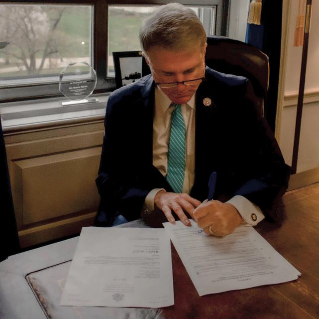 مایکل مک‌کال، رئيس جمهوری‌خواه کمیته روابط خارجی مجلس در حال نوشتن دستور احضار وزیر خارجه آمریکا- مارس ۲۰۲۳