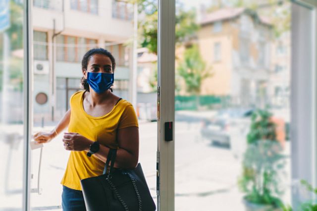 Femme qui ouvre une porte