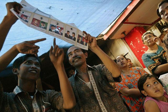 Regulasi tentang pemilihan presiden dan wakil presiden pertama kali diterapkan pada pemilu 2004.