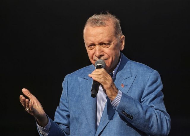 Presidente turco Recep Tayyip Erdogan se dirige a apoiadores no 'Grande Comício de Istambul' do Partido AK em 7 de maio de 2023 em Istambul, Turquia