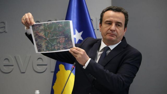 Kosova yönetimi lideri Albin Kurti, polislerin gözaltına alınması sonrası konuşuyor
