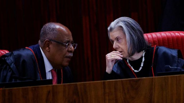 Benedito Gonçalves e Carmen Lucia conversando no plenário