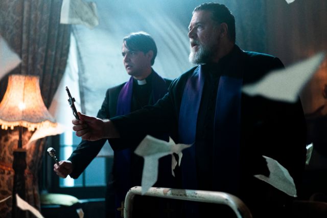 Cena do filme Exorcista do Papa, com Russell Crowe