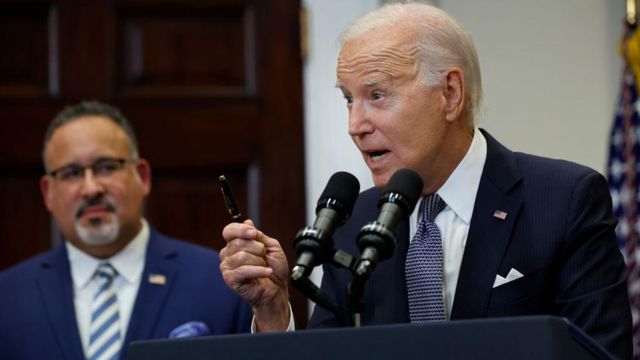 El presidente Biden junto al secretario de Educación Miguel Cardona