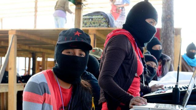 Dos niñas zapatistas.