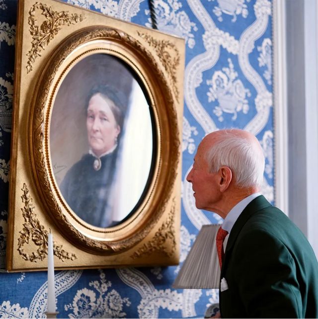 Prince Alain de Polignac observa um retrato da sua trisavó, Louise Pommery (1819-1890).