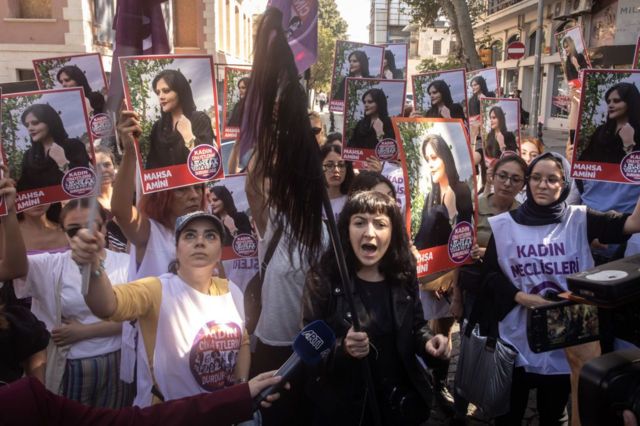 تصویری ا اعتراض زنان ترکیه در حمایت از معترضان در ایران در روز هفتم مهرماه در استانبول