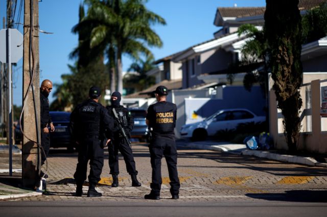 PF na porta da casa de Bolsonaro