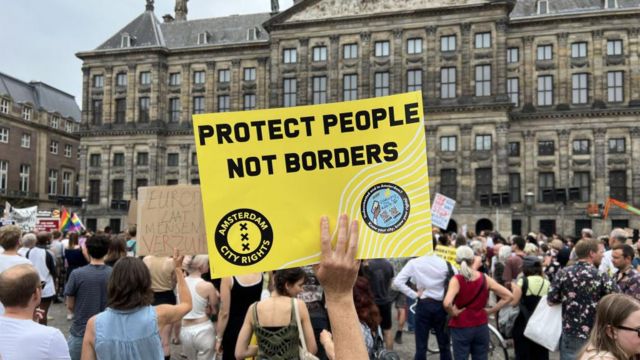 hollanda mülteci destek protestosu