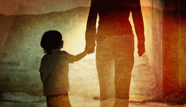 Criança de mãos dadas com adulto